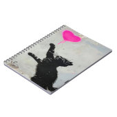 Carnet Cute Black Cat Playing with A Pink Heart (Côté gauche)