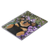 Carnet Dachshund allongé dans des fleurs violettes (Côté gauche)