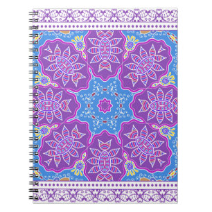 Carnet Décor coloré sur arrière - plan blanc,
