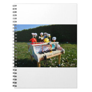 Carnet Des fubby sur le piano qui font de la musique et d