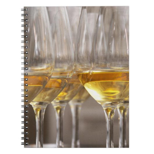Carnet deux rangées de verres à vin avec du vin blanc dou (Devant)