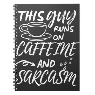 Carnet Drôle Ce Gars Fonctionne Sur La Caféine Et Le Sarc