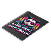 Carnet Drôle Retro Raccoon Opossum Live Fast Eat Trash (Côté gauche)