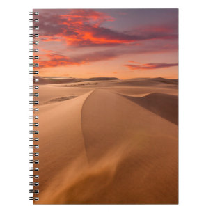 Carnet Dunes de sable dans le désert au coucher du solei