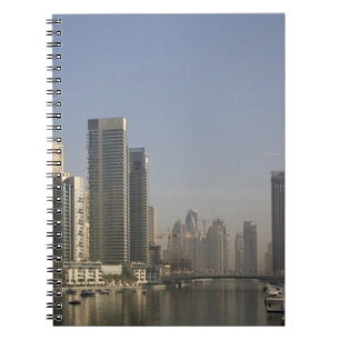 Carnet EAU, Dubaï. Des tours de marina avec des bateaux 
