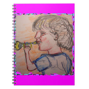 Carnet enfant jouant à la corne de jouet