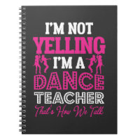 Enseignant de la danse en hurlant