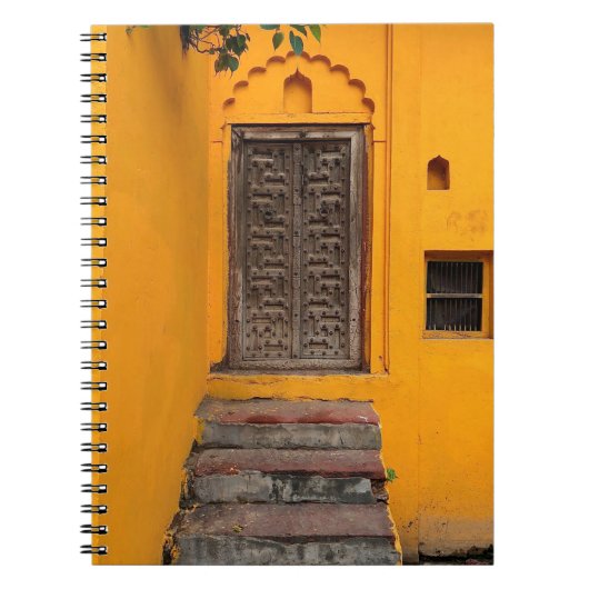 CARNET ESCALIER DEVANT LA PORTE EN BOIS (Devant)