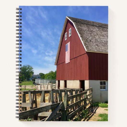 Carnet Farms | Red Barn With American Flag (Devant)