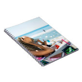 Carnet Femme allongée sur une chaise longue qui couvre so (Côté Droit)