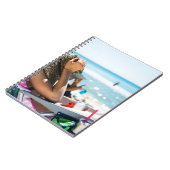 Carnet Femme allongée sur une chaise longue qui couvre so (Côté gauche)