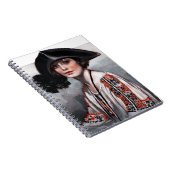 Carnet Femme dans le chemisier brodé (Côté Droit)