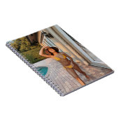 Carnet Femme en bikini jaune debout sur le flo de brique  (Côté Droit)