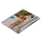 Carnet Femme en bikini jaune debout sur le flo de brique  (Côté gauche)