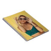 Carnet Femme en bralette bleue tenant des lunettes de sol (Côté Droit)