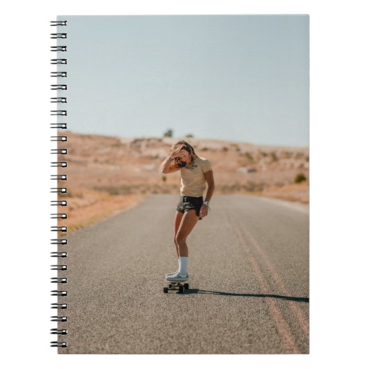 Carnet Femme en chemise blanche courant sur la route le m (Devant)