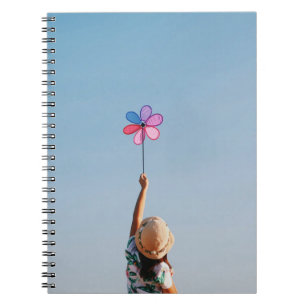 Carnet Femme en chemise fleurie et casquette de soleil br