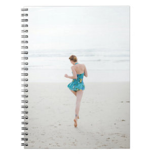 Carnet Femme marchant sur le rivage près de la plage