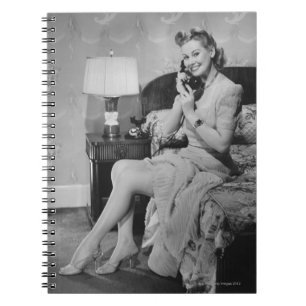 Carnet Femme parlant au téléphone