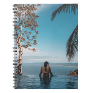 Carnet Femme portant le bikini noir robinet nageant sur l