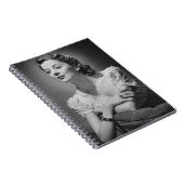 Carnet Femme posant dans le studio (Côté Droit)