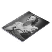 Carnet Femme posant dans le studio (Côté gauche)