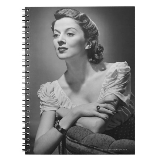 Carnet Femme posant dans le studio (Devant)