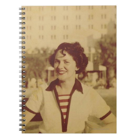 Carnet Femme s'asseyant dehors (Devant)