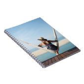 Carnet Femme s'asseyant sur un hamac à un petit hôtel (Côté Droit)