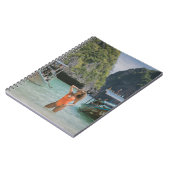 Carnet Femme sur le plan d'eau entre les bateaux marrons (Côté gauche)