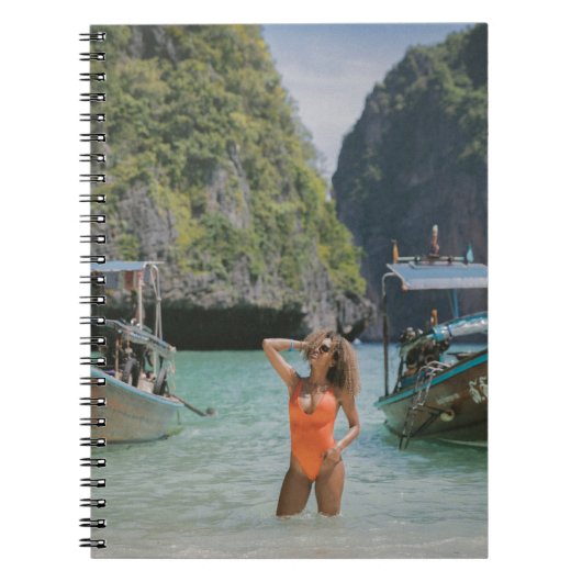 Carnet Femme sur le plan d'eau entre les bateaux marrons (Devant)