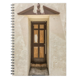 Carnet FENÊTRE EN BOIS Brown SUR MUR BLANC EN BÉTON
