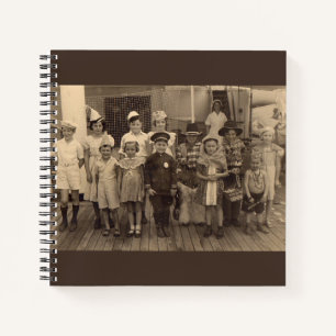 Carnet fête costumée d'enfants à bord en 1935