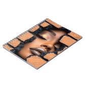Carnet Fille émergeant à travers un mur de briques brisé (Côté gauche)