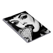 Carnet Fille gothique de style graphique BW 50s mangeant  (Côté Droit)