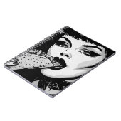 Carnet Fille gothique de style graphique BW 50s mangeant  (Côté gauche)