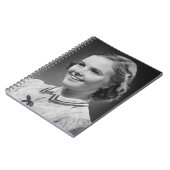 Carnet Fille posant dans le studio (Côté gauche)