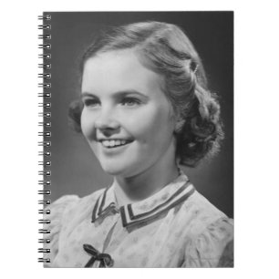 Carnet Fille posant dans le studio