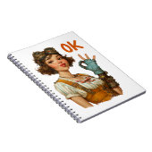 Carnet Fille Steampunk geste OK confiant (Côté Droit)