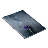 Carnet Fleur pétée violette sur la surface grise (Côté Droit)