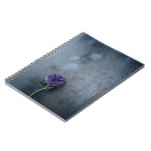 Carnet Fleur pétée violette sur la surface grise (Côté gauche)