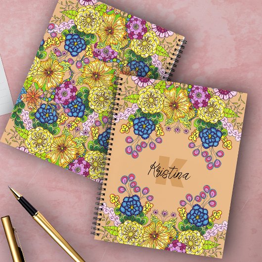 Carnet Fleurs à main complexes Nom et initiale