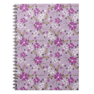 Carnet Fleurs blanches et violettes sur un fond lilas pâl