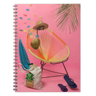 Carnet Flip flop bleu à côté de la chaise