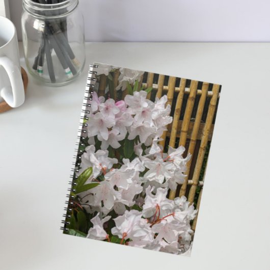 Carnet Flores de Rhododendron blanc et de clôture de bamb