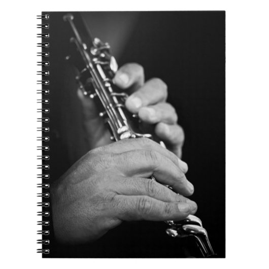 Carnet Flûte jouée en noir et blanc par un gitan (Devant)