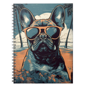 Carnet French Bulldog sur une plage tropicale au coucher