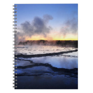 Carnet Fumée de geyser au coucher du soleil