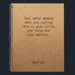 Carnet Funny Boss Manager Bureau des notes personnalisées<br><div class="desc">Funny Boss Manager Notes personnalisées Carnet de réunion de bureau présente le texte "Ce moment horrible quand vous réalisez que c'est votre cirque et que ce sont vos singes" avec votre nom personnalisé ci-dessous sur un arrière - plan de papier artisanal rustique neutre par sexe. Personnalisez en modifiant le texte...</div>