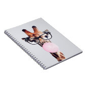 CARNET GIRAFFE PORTANT DES VERRES SOUFFRANT UN BUBBLEGUM  (Côté Droit)